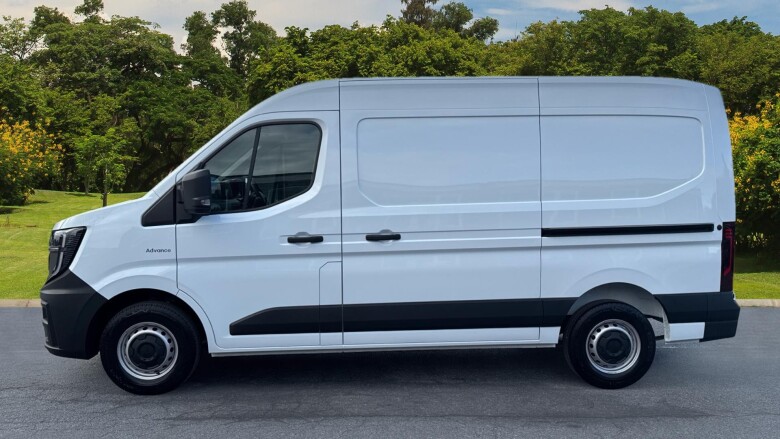 Renault Master Mwb Diesel Fwd MM35 Blue dCi 130 Advance Medium Roof Van
